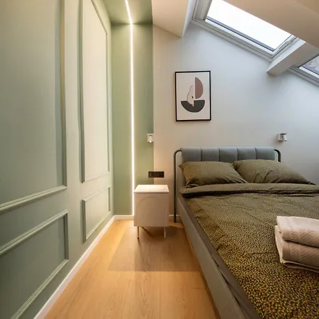 A Stylish Tenement House In The Very Center Of Apartment *